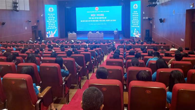 Đông đảo công nhân, viên chức, lao động tham dự hội nghị tiếp xúc cử tri.