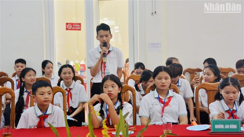 Trẻ em tỉnh Cao Bằng trình bày mong muốn tại Diễn đàn.