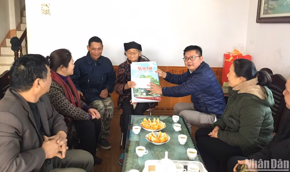 Văn phòng đại diện Báo Nhân Dân tại tỉnh Cao Bằng trao quà của Đảng ủy, Bộ Biên tập Báo Nhân Dân tặng Mẹ Việt Nam Anh hùng Ngô Thị Khuya, ở xã Vĩnh Quang, thành phố Cao Bằng.
