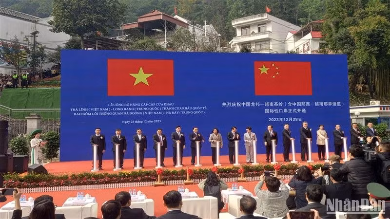 Các đại biểu tiến hành nghi thức nâng cấp cặp Cửa khẩu Trà Lĩnh-Long Bang thành Cửa khẩu quốc tế.