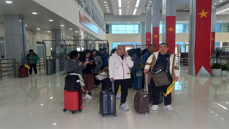 Đoàn khách đầu tiên xuất cảnh qua Cửa khẩu quốc tế Trà Lĩnh.
