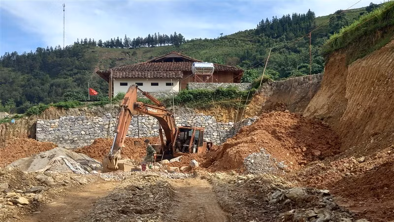 Bãi đỗ xe ô-tô ở làng du lịch cộng đồng Khuổi Khon đang được xây dựng.