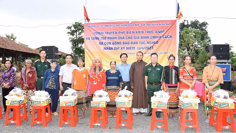 Đại diện Đoàn Kinh tế-Quốc phòng 778 (Quân khu 7) trao quà tặng phật tử chùa Huệ Năng, thôn Bù Bưng, xã Đắk Ơ, huyện Bù Gia Mập, tỉnh Bình Phước.