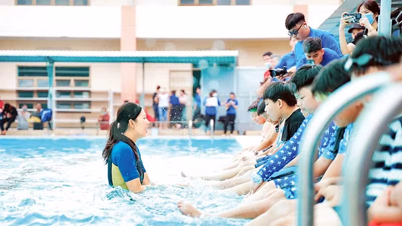 Vận động viên Nguyễn Thị Ánh Viên dạy bơi cho trẻ em ở huyện Bình Chánh, Thành phố Hồ Chí Minh.