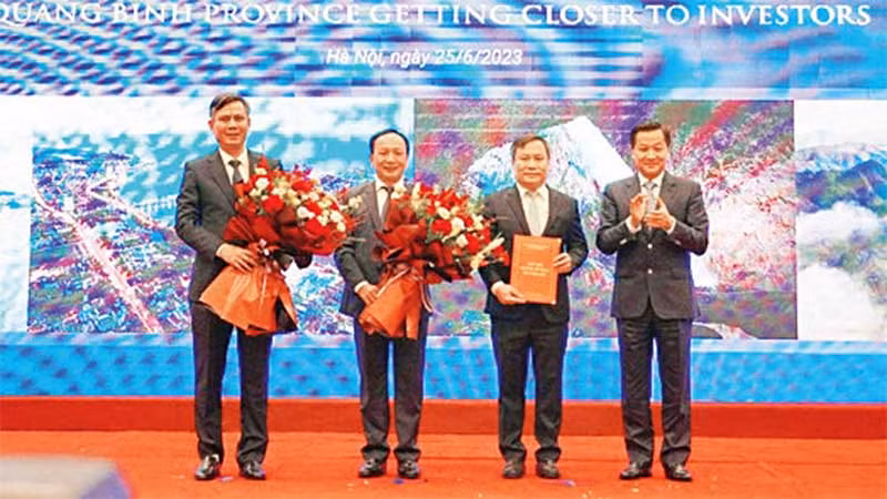 Phó Thủ tướng Lê Minh Khái trao Quyết định phê duyệt quy hoạch tỉnh Quảng Bình giai đoạn 2021-2030, tầm nhìn đến năm 2050 cho lãnh đạo tỉnh.