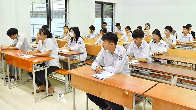 Thí sinh trước giờ làm bài thi môn Ngữ văn tại điểm thi Trường THPT Lê Hồng Phong, thành phố Hà Giang, tỉnh Hà Giang. (Ảnh MỸ HÀ)