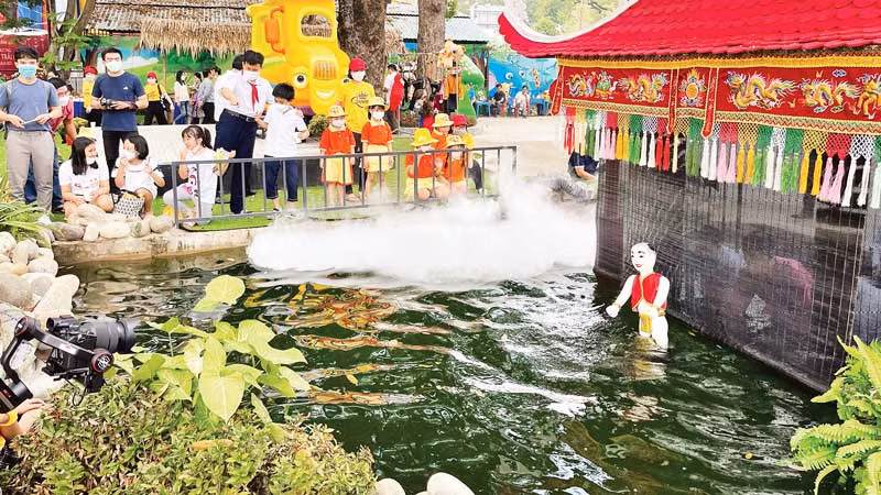 Các em nhỏ tại khu trải nghiệm của Nhà hát Nghệ thuật Phương Nam.