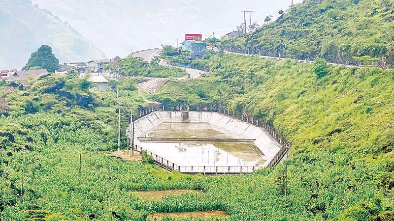 Các hồ treo chứa nước trên Cao nguyên đá Đồng Văn đều cạn kiệt do khô hạn kéo dài. (Ảnh KHÁNH TOÀN)