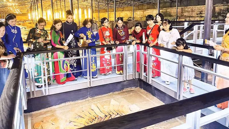 Khách du lịch tham gia tour du lịch đêm tại Hoàng thành Thăng Long.