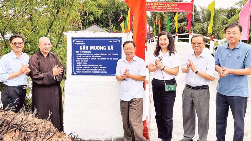 Thượng tọa Thích Trí Trường cùng Phật tử chùa Lộc Dã (Quận 8) dự khánh thành cầu Mương Xã.