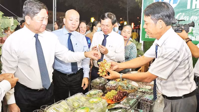 Du khách tham quan các gian hàng tại Hội chợ. (Ảnh NT)