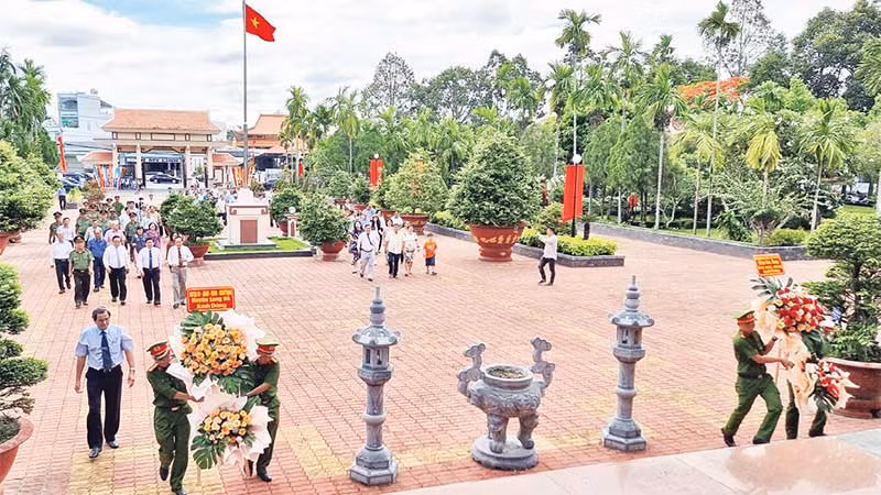 Lễ kỷ niệm tại Khu lưu niệm Chủ tịch Hội đồng Bộ trưởng Phạm Hùng.