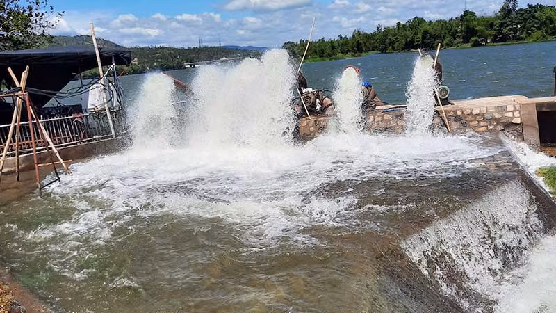 Công ty TNHH MTV Thủy nông Đồng Cam lắp đặt máy bơm nước từ sông Ngân Sơn đổ vào các cống phục vụ tưới tiêu tại huyện Tuy An.