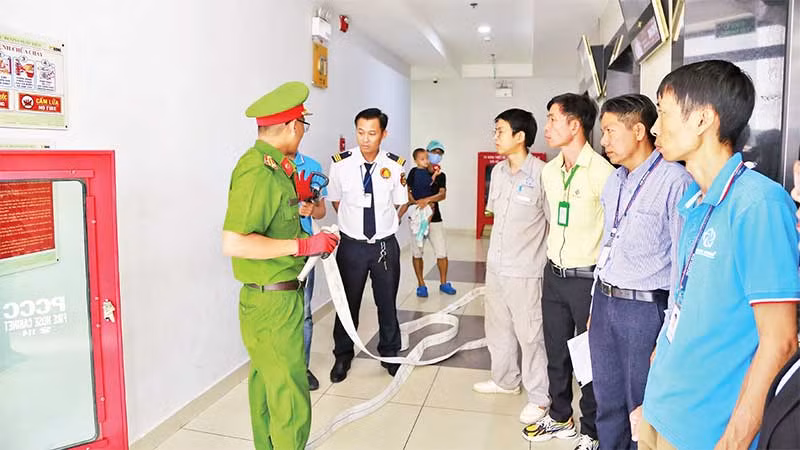 Cảnh sát Phòng cháy, chữa cháy và Cứu nạn cứu hộ Công an tỉnh Bình Dương hướng dẫn chữa cháy tại chỗ cho các đội phòng cháy, chữa cháy cơ sở ở các chung cư.