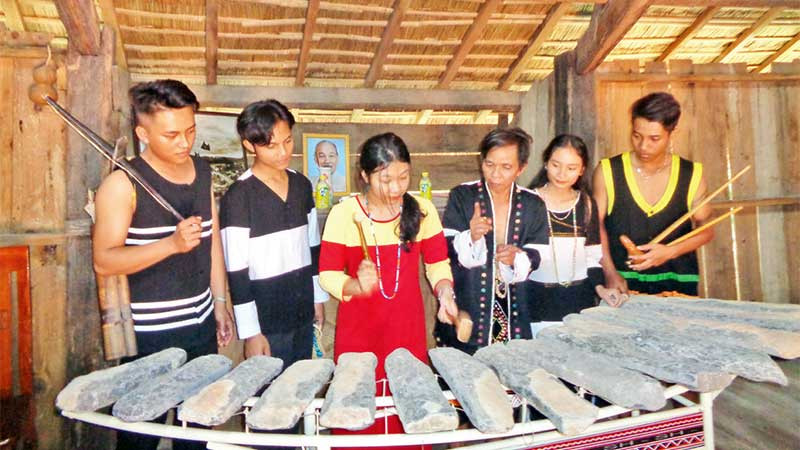 Thanh niên Raglai học chơi đàn đá.