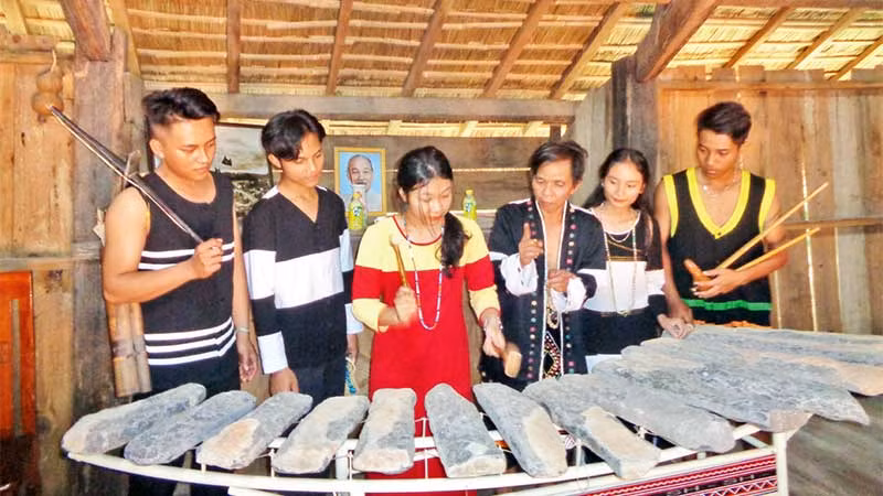 Thanh niên Raglai học chơi đàn đá.