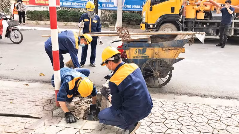 Công nhân Công ty Thoát nước Hà Nội nạo vét hệ thống thoát nước.