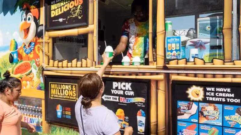 Người dân Mỹ chống chọi nắng nóng khắc nghiệt. (Ảnh TÂN HOA XÃ)