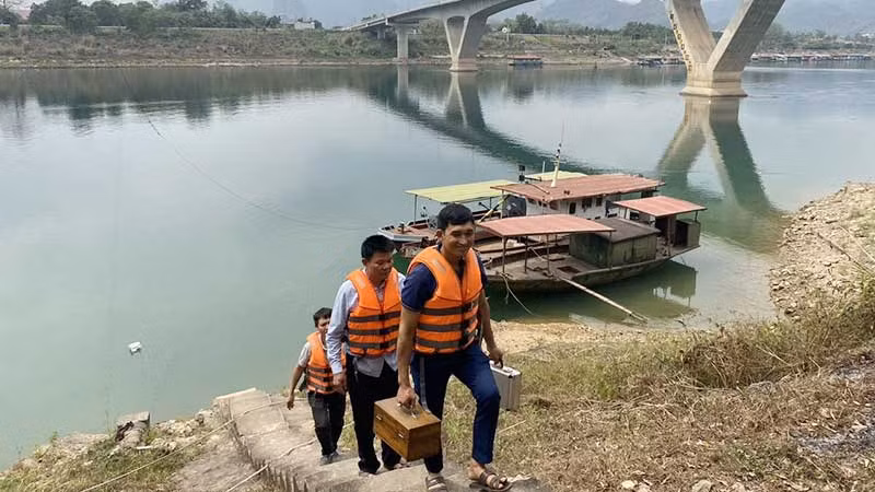 Hoạt động quan trắc thủy văn cảnh báo sớm nguồn nước hạ du tại Trạm Thủy văn Hòa Bình.