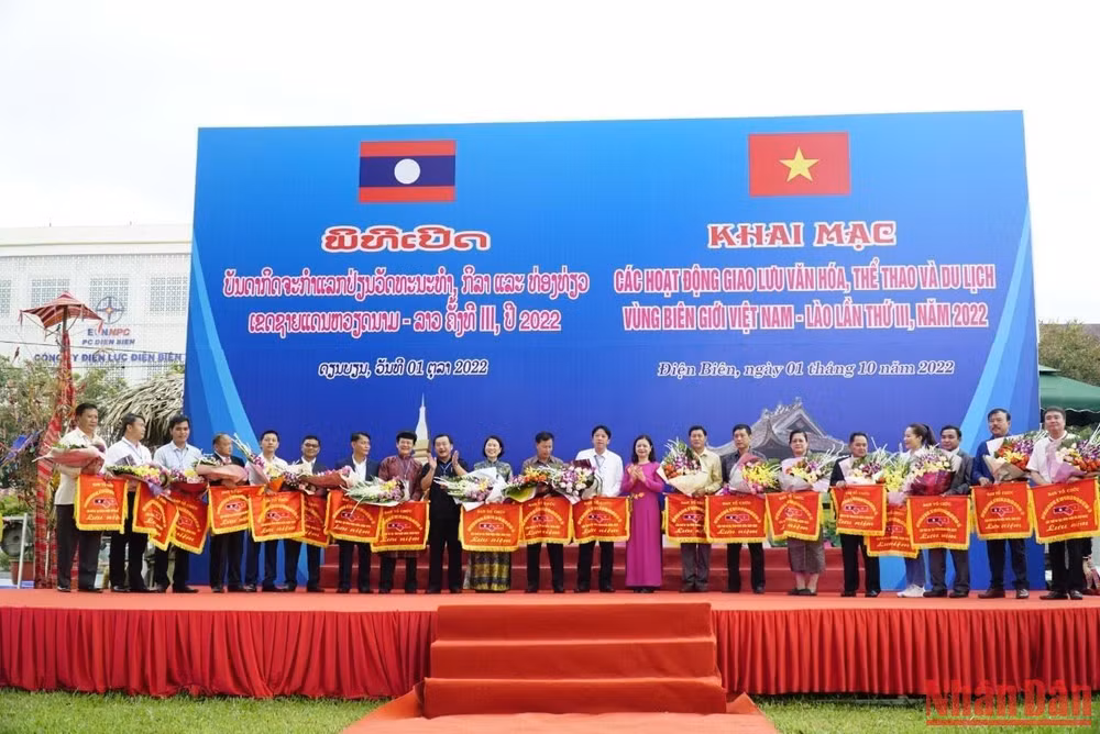 Lãnh đạo Bộ Văn hóa, Thể thao và Du lịch trao cờ lưu niệm tặng các đoàn tham gia ngày hội.