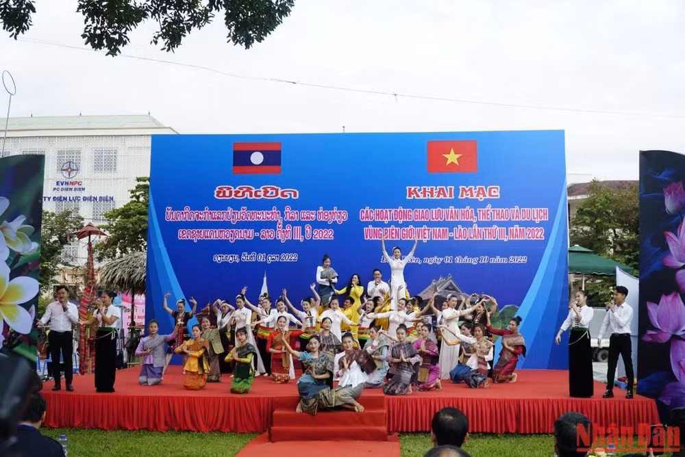 Hát múa đoàn kết Việt-Lào do diễn viên các đoàn nghệ thuật hai nước biểu diễn.