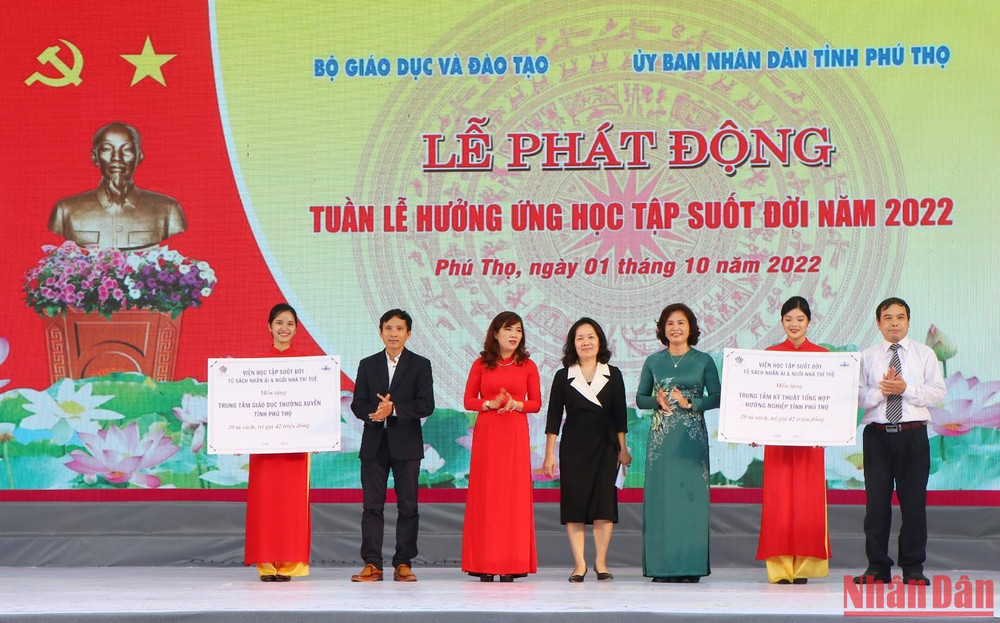 Viện Học tập suốt đời trao tặng 2 thư viện sách với 40 tủ sách cho 2 cơ sở giáo dục tỉnh Phú Thọ.