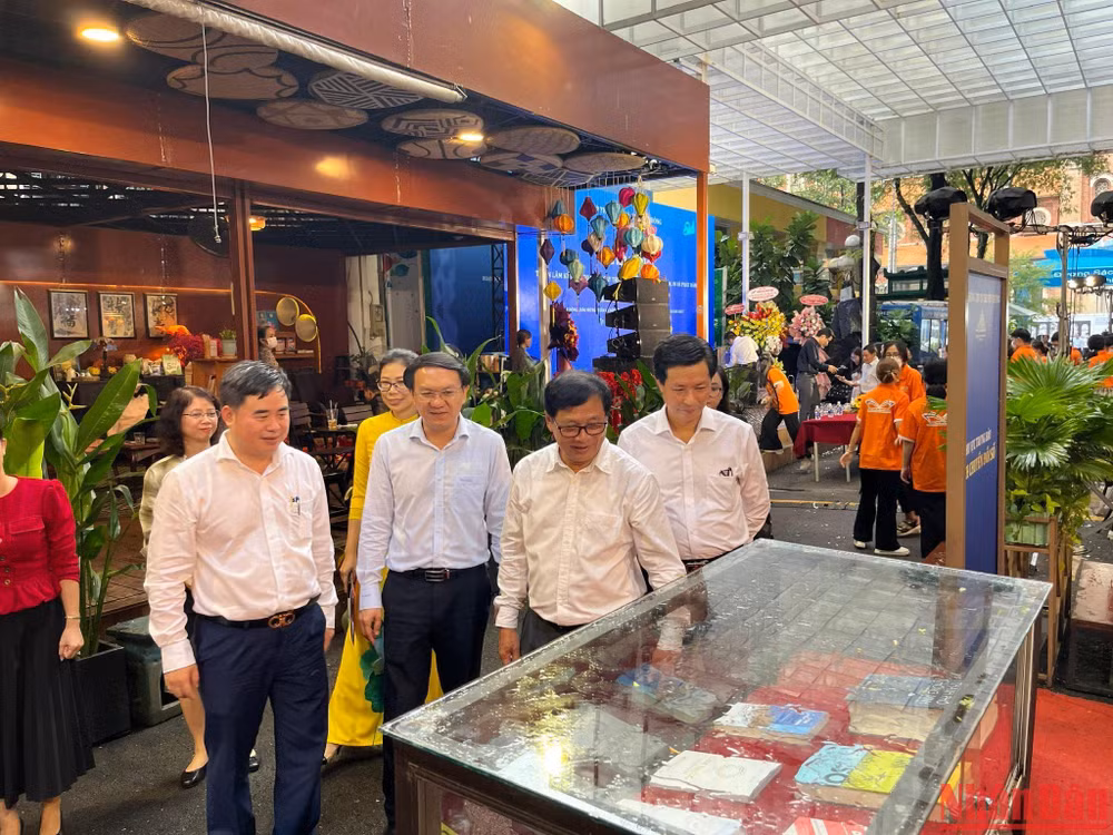 Các đại biểu tham quan trưng bày tại buổi khai mạc.