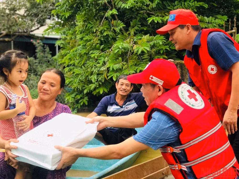 Hội Chữ thập đỏ tỉnh Hà Tĩnh cứu trợ khẩn cấp bà con vùng bị ngập sâu, chia cắt tại xã Vĩnh Hòa, huyện Đức Thọ.