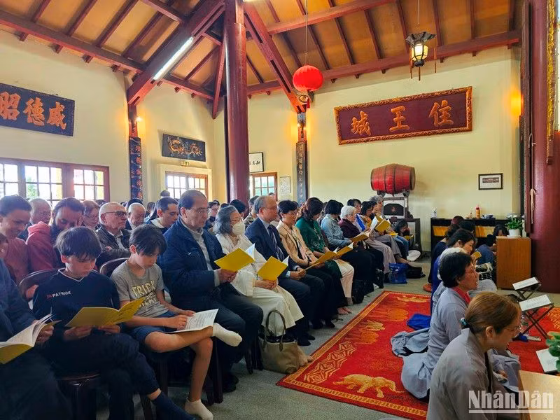 Với nhiều bà con kiều bào, Thiền viện Trúc Lâm là nơi để hòa mình vào chốn tâm linh, giúp tinh thần được thanh tịnh và thoải mái. (Ảnh: MINH DUY)