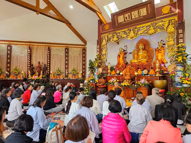 Lễ tưởng nhớ Đức Phật, nguyện cầu cho quốc thái dân an tại chùa Khuông Việt. (Ảnh: MINH DUY)