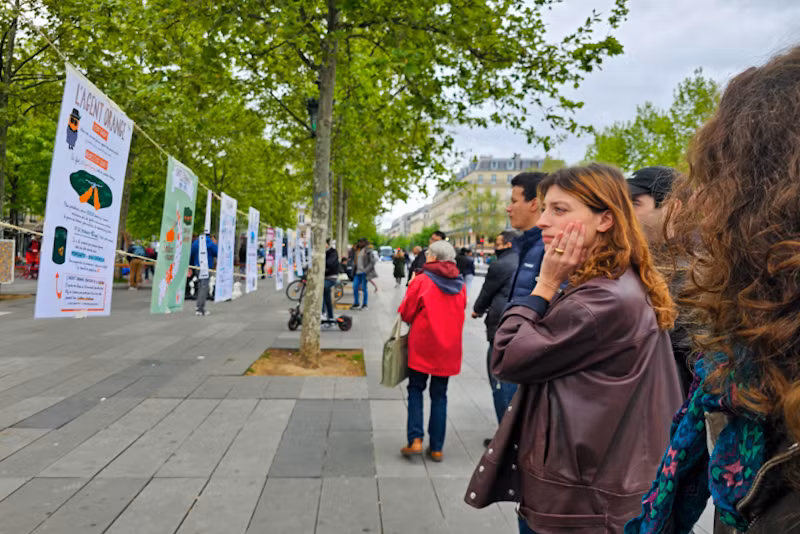 Người dân đi ngang qua khu vực tìm hiểu thông tin cuộc vận động trước thềm phiên điều trần sẽ diễn ra ngày 7/5 tại Tòa án phúc thẩm Paris. (Ảnh: MINH DUY)