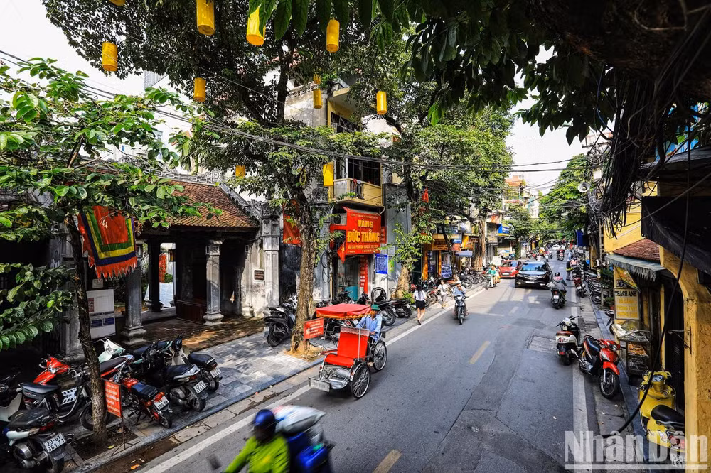 Với đặc thù lòng đường hẹp, chỉ cần một phương tiện dừng đỗ là đã có thể gây ùn tắc cho cả một đoạn phố cổ.