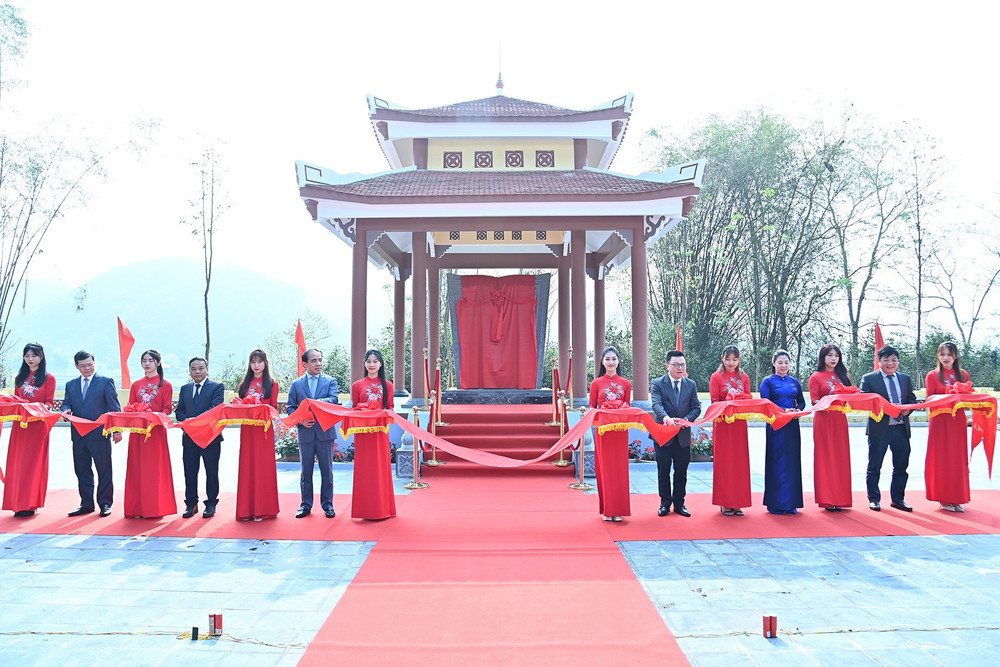 Lãnh đạo Báo Nhân Dân và lãnh đạo tỉnh Tuyên Quang cắt băng khánh thành Nhà bia di tích Báo Nhân Dân thời kỳ kháng chiến tại thôn Khuôn Điển (Kim Quan, Yên Sơn, Tuyên Quang). Ảnh: THỦY NGUYÊN.