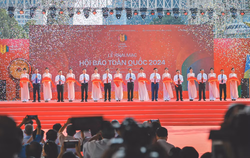 Các đại biểu cắt băng khai mạc Hội Báo toàn quốc 2024. Ảnh: Thành Đạt.