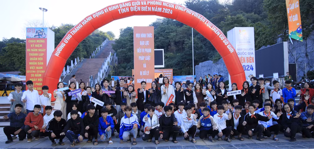 Hoa hậu H'Hen Niê cùng đại diện thanh niên GenTalk và thanh niên, học sinh tại Điện Biên.