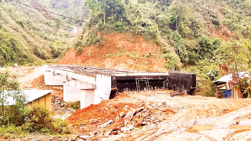 Cầu Ván trên tuyến ĐH2 nối xã Phước Công đi xã Phước Lộc thi công dở dang.