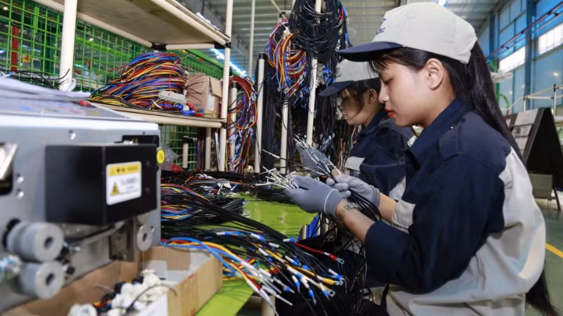 Sản xuất thiết bị điện công nghệ cao tại Công ty cổ phần Kỹ thuật công nghiệp Á Châu tại Khu công nghệ cao Hòa Lạc. (Ảnh: TUỆ NGHI)