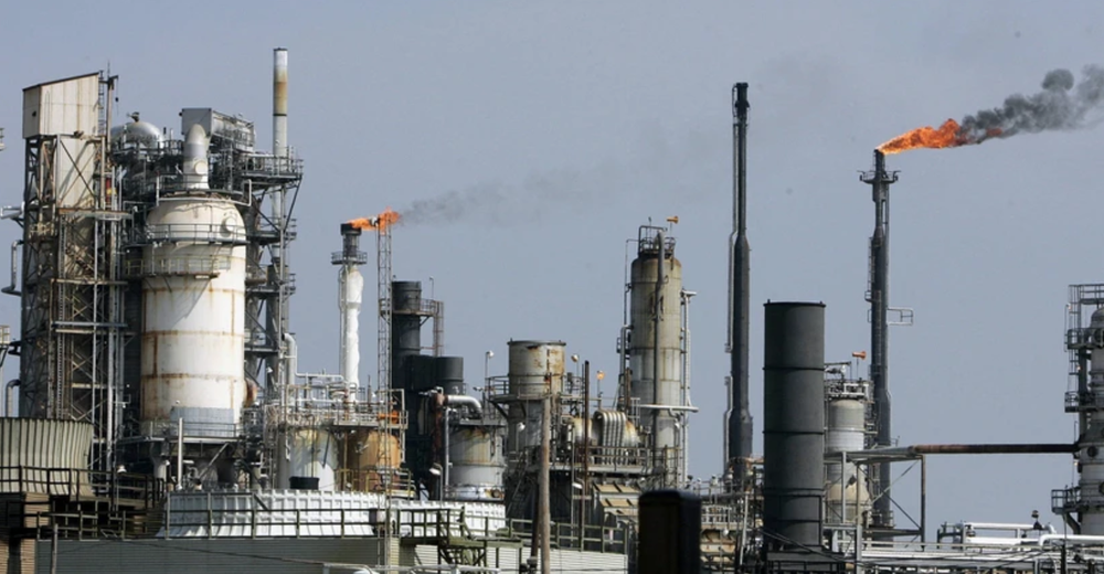 Một nhà máy lọc dầu ở Texas, Mỹ. (Ảnh: AFP/TTXVN)