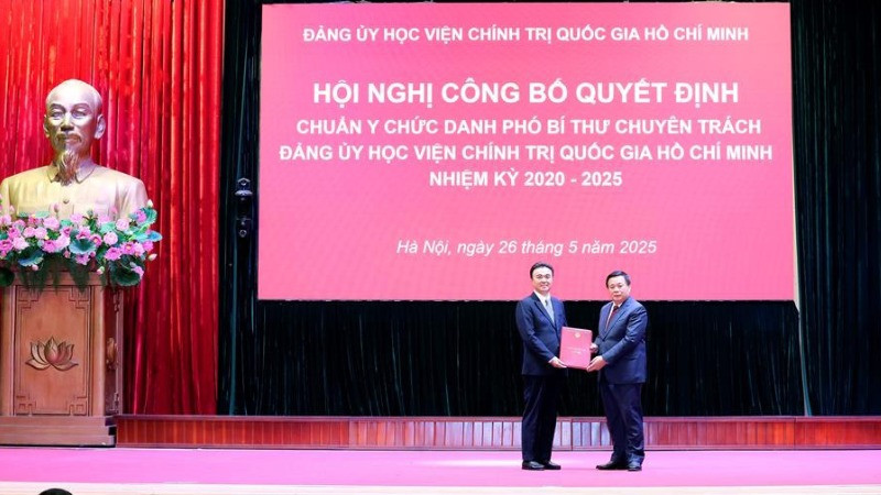 Giáo sư, Tiến sĩ Nguyễn Xuân Thắng trao Quyết định và tặng hoa chúc mừng đồng chí Trương Công Đắc.