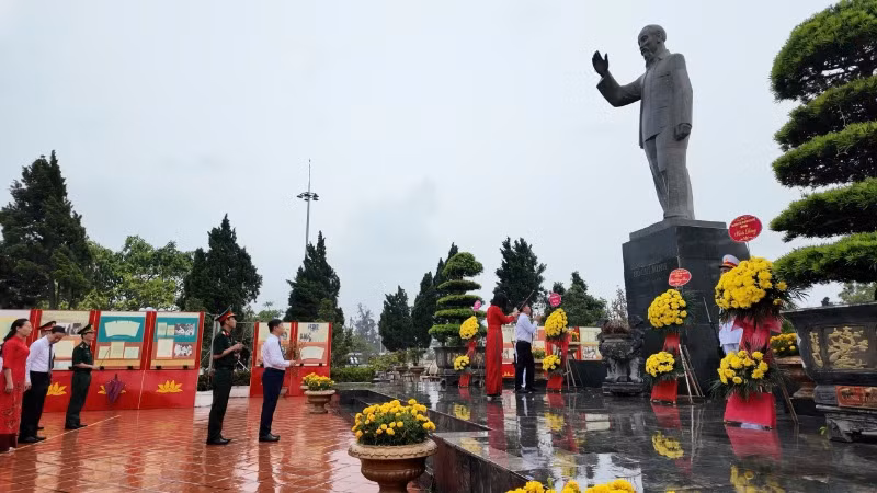Đảng bộ, chính quyền, quân và dân huyện đảo Cô Tô dâng hương, dâng hoa kỷ niệm 135 năm Ngày sinh Chủ tịch Hồ Chí Minh.