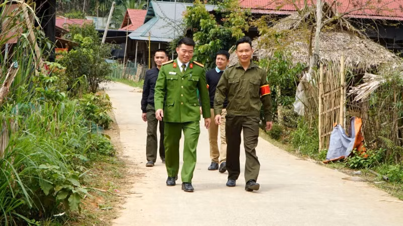 Công an xã Lũng Cao, huyện Bá Thước, Thanh Hóa cùng lực lượng an ninh cơ sở xuống từng thôn tuyên truyền, phổ biến pháp luật cho bà con (Ảnh: Thanh Tùng).