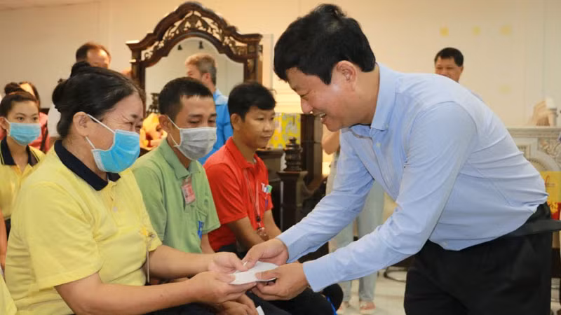 Chủ tịch Ủy ban nhân dân tỉnh Bình Dương Võ Văn Minh trao tặng quà cho công nhân lao động Công ty TNHH Công nghiệp KingJade Việt Nam.