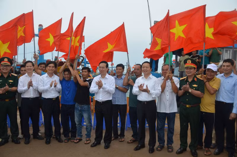 Chủ tịch nước Võ Văn Thưởng tới thăm quân và nhân dân tại đảo Phú Quý (Bình Thuận).