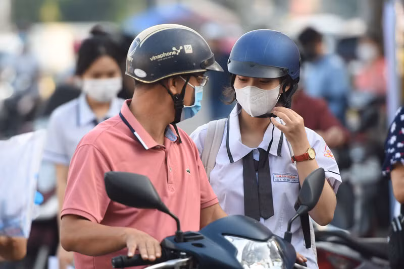 Phụ huynh đưa học sinh đến điểm thi tại thành phố Biên Hòa.