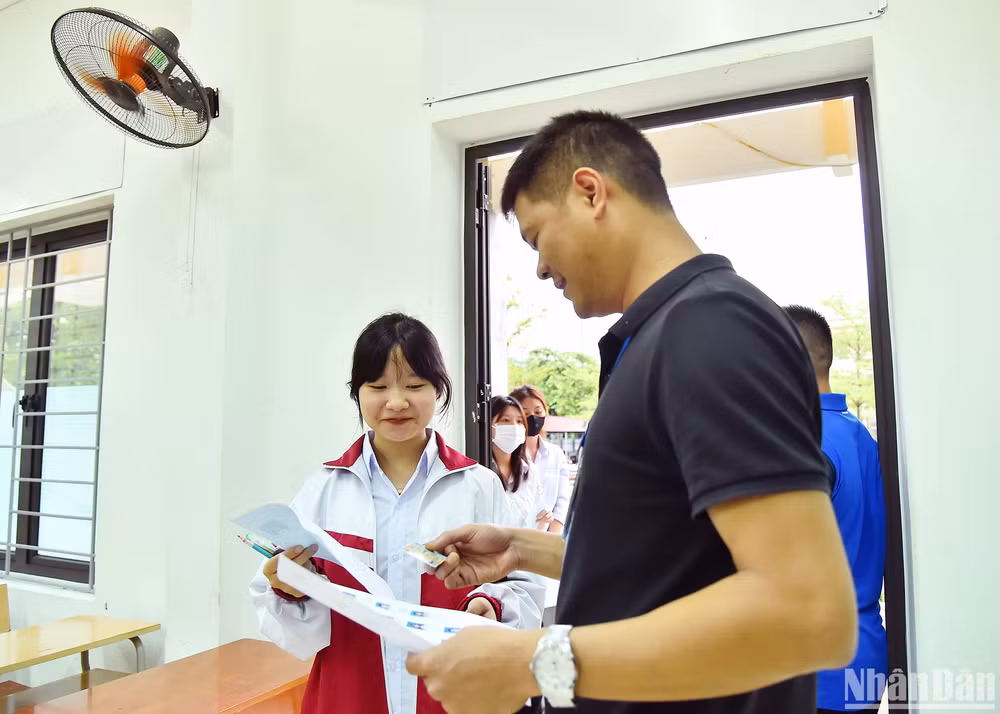 Nhiều thí sinh thể hiện sự tự tin trước khi bước vào môn thi đầu tiên tại Kỳ thi tốt nghiệp THPT năm 2023.