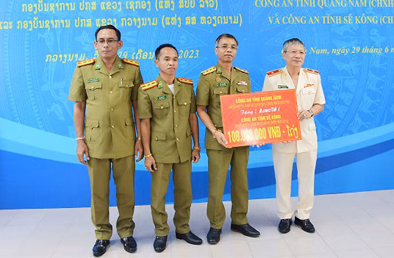 Giám đốc Công an tỉnh Quảng Nam trao 100 triệu đồng tặng Công an tỉnh Sê Kông.