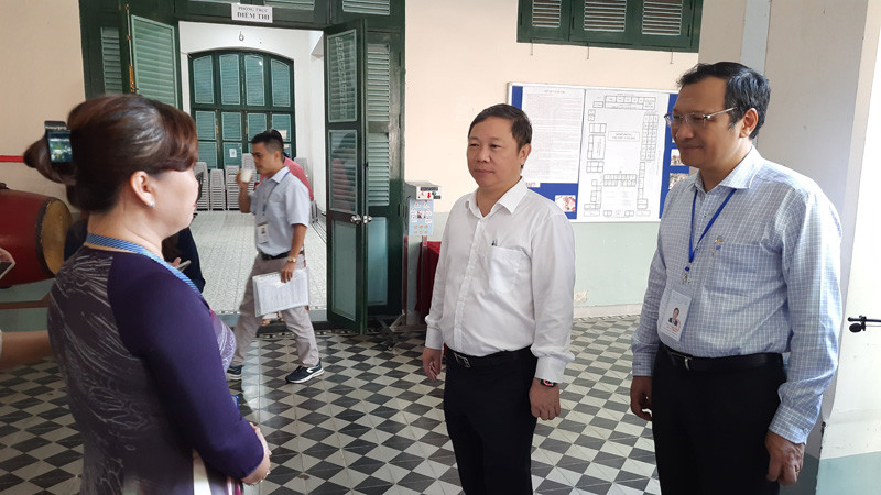 Phó Chủ tịch Ủy ban nhân dân Thành phố Hồ Chí Minh Dương Anh Đức kiểm tra tại điểm thi Trường trung học phổ thông Lê Quý Đôn, quận 3, Thành phố Hồ Chí Minh.