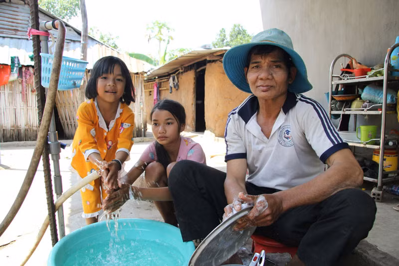 Gia đình ông Pi năng Hậu ở Đội 1, thôn Chà Panh, xã Phước Hòa, huyện Bác Ái phấn khởi khi được Nhà nước quan tâm đầu tư hệ thống nước sinh hoạt sạch và đấu nối dẫn đến tận nhà để sử dụng.