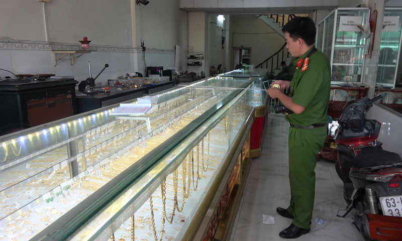 Công an khám nghiệm hiện trường vụ cướp giật tài sản tại tiệm vàng Hồng Thủy 2.