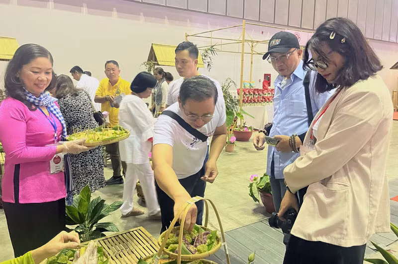 Khách tham gia chương trình thích thú khi được thưởng thức các món ăn dân dã.